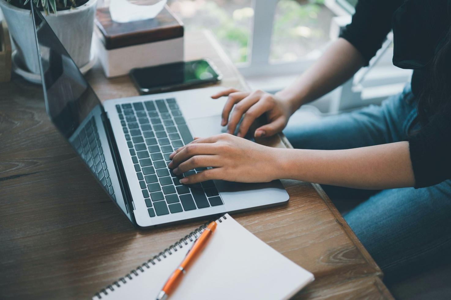 Рабочее место оператора с интерфейсом управления голосовым помощником